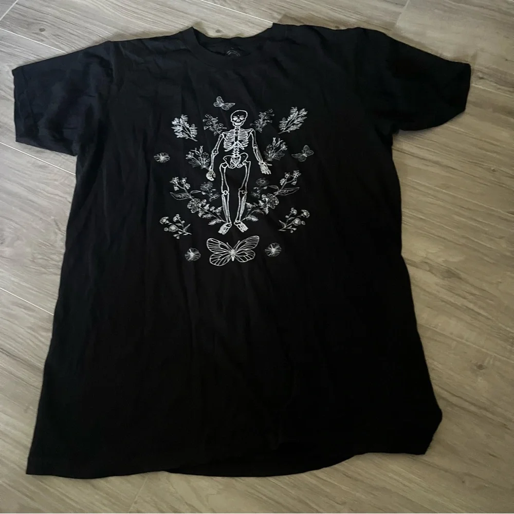 Social Culture black with white Skeleton floral butterfly design Tee size medium - Picture 1 of 4
